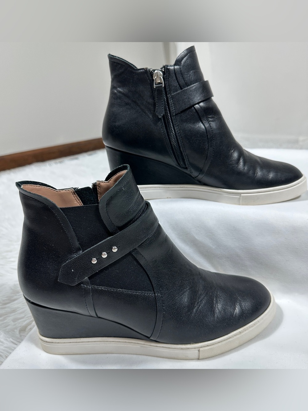 Linea Paolo Womens Sz 9,5 Black Leather Wedge Sneaker Boots Side Zip Comfort - Picture 2 of 16